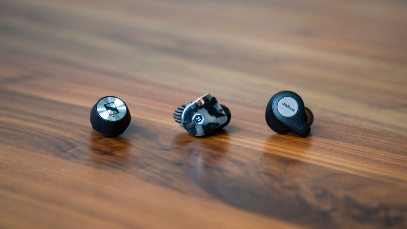 Los Sennheiser Momentum True Wireless (izquierda), los Master and Dynamic MW07 (centro), y los Jabra Elite Active 65t (derecha) Foto: Adam Clark Estes (Gizmodo